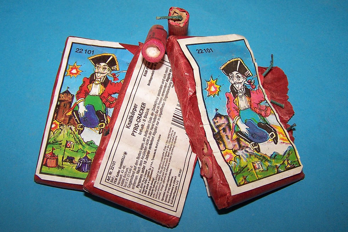 15 x Pyro Cracker Münchhausen - Feuerwerksvitrine