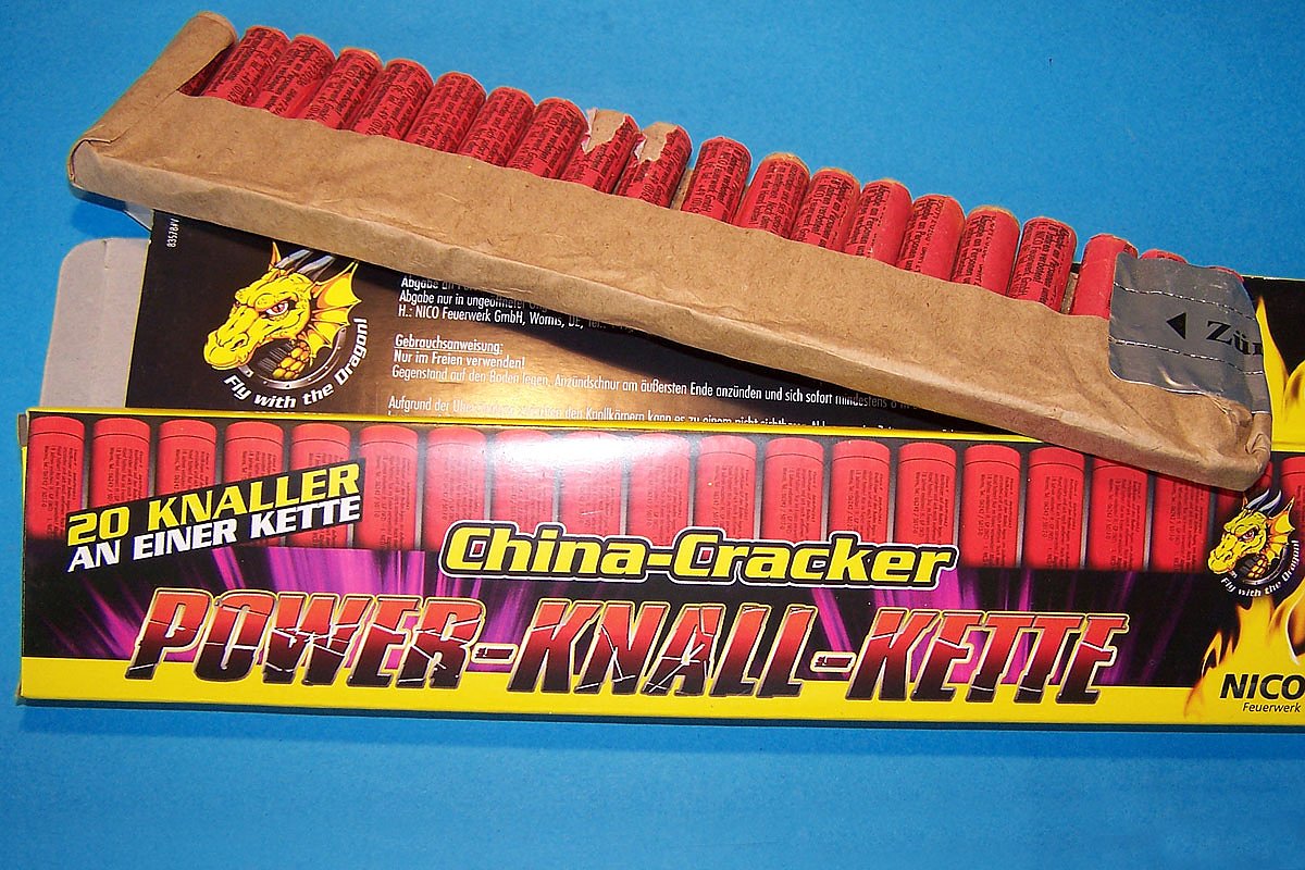 Nico Pyro Cracker 20-er Knallkette - Feuerwerksvitrine